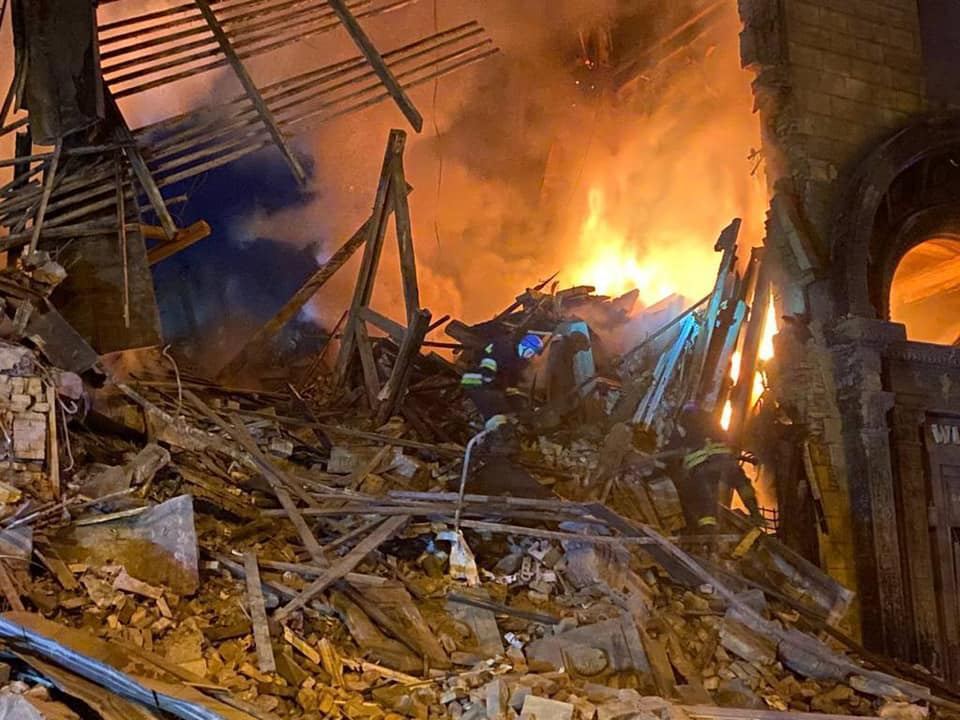 Под завалами остаются люди: появились новые кадры разрушенного ракетным ударом РФ дома в Запорожье