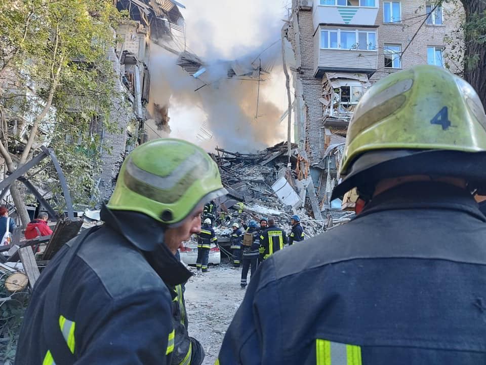 Під завалами залишаються люди: з'явилися нові кадри зруйнованого ракетним ударом РФ будинку в Запоріжжі