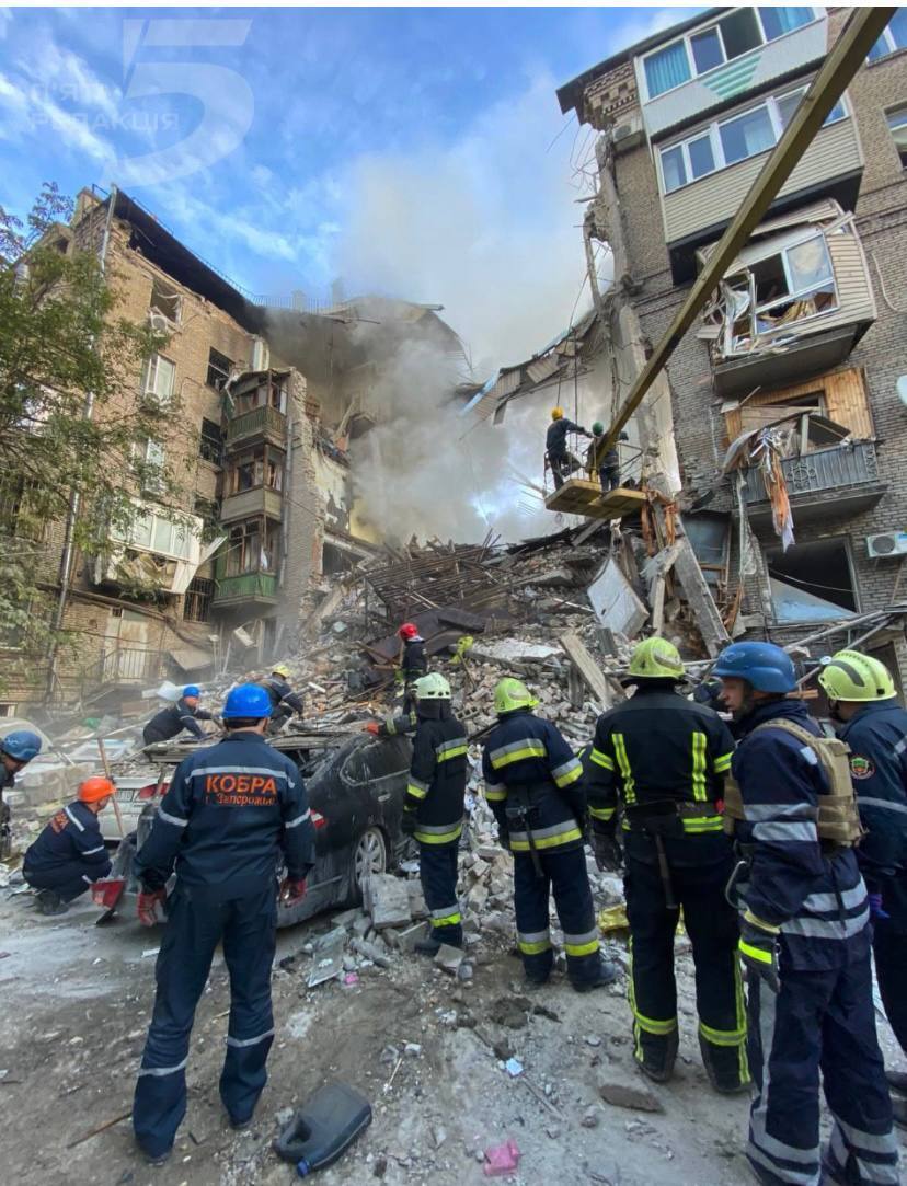 Из-под завалов извлечены еще два тела: возросло количество жертв ракетного удара РФ по домам в Запорожье. Фото и видео