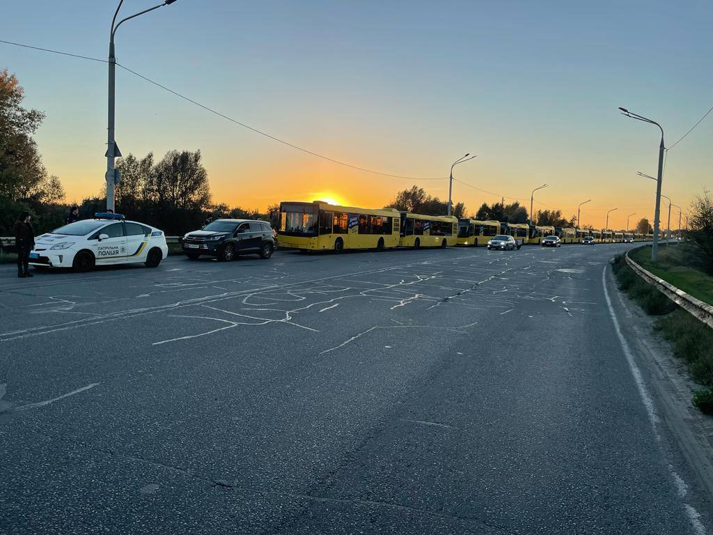 Уже в Дніпрі: Кличко показав автобуси, відправлені місту від Києва