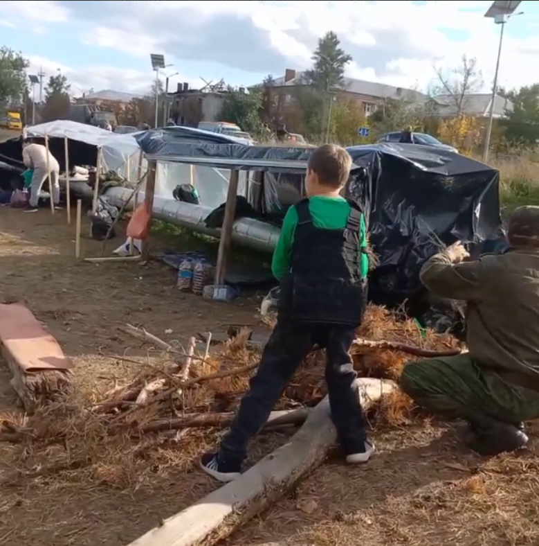 ''Теперь бомжи'': бежавшие из Лимана оккупанты живут возле теплотрассы в палатках. Видео
