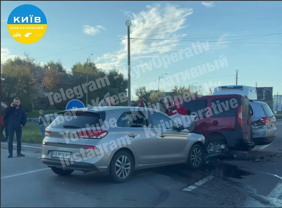 У Києві сталась аварія за участю трьох авто: є постраждалі. Відео