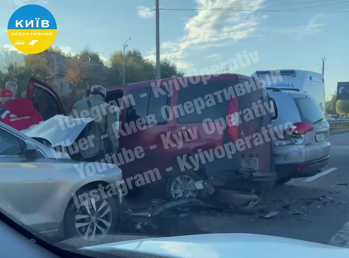 В Киеве произошла авария с участием трех автомобилей: есть пострадавшие. Видео