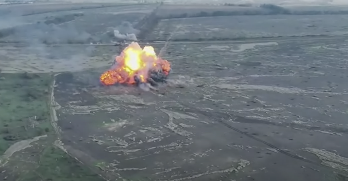 Із Лиманського "котла" вибралися не всі: українські військові показали відео знищення колони окупантів 