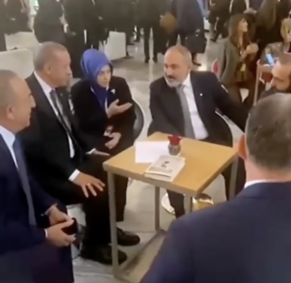Пашинян впервые встретился с Эрдоганом и Алиевым: лидеры воюющих стран намерены провести переговоры. Фото и видео