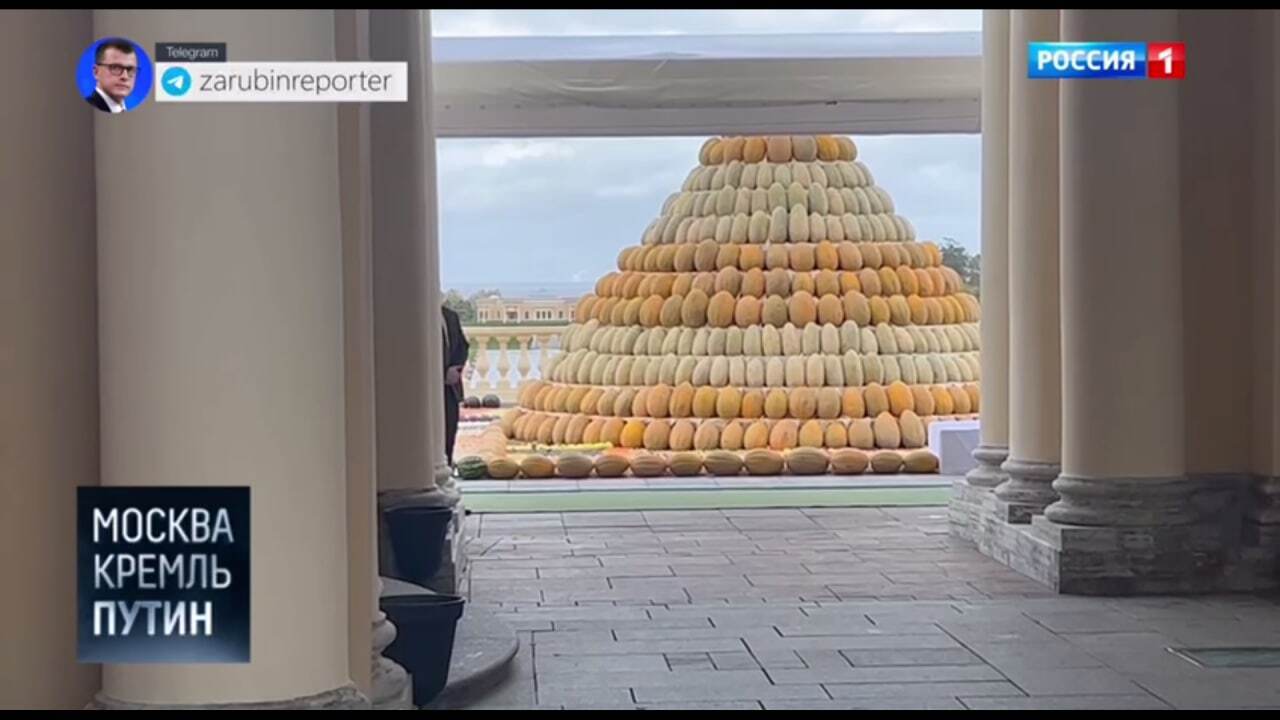 Лукашенко подарував Путіну трактор, а президент Таджикистану – піраміди з динь та кавунів. Фото і відео