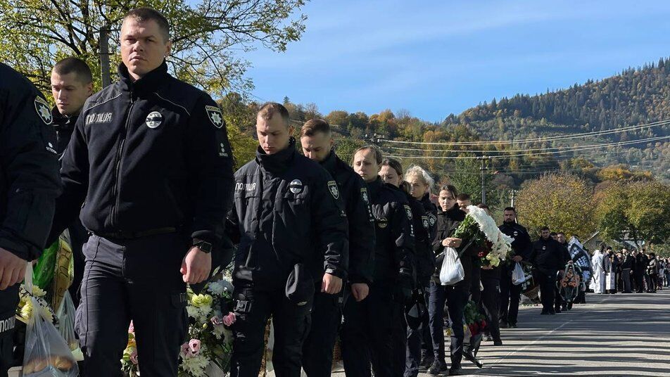 "Большая беда для всех": на Буковине сотни людей простились с 22-летней патрульной, которую убил преступник. Фото и видео