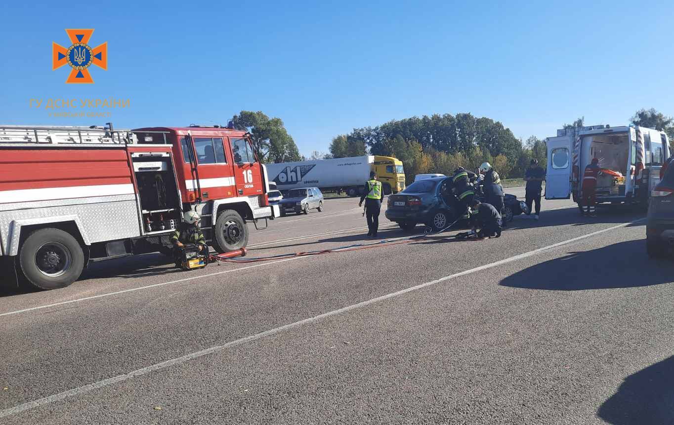 На Київщині зіткнулись два легковики: щоб деблокувати постраждалих, викликали рятувальників. Фото