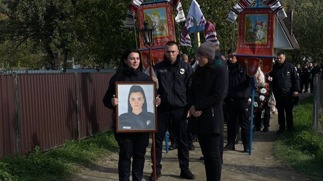 "Велика біда для всіх": на Буковині сотні людей попрощалися з 22-річною патрульною, яку вбив злочинець. Фото і відео