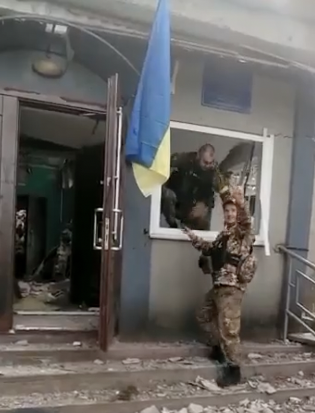 В Великой Александровке на Херсонщине подняли украинский флаг. Фото