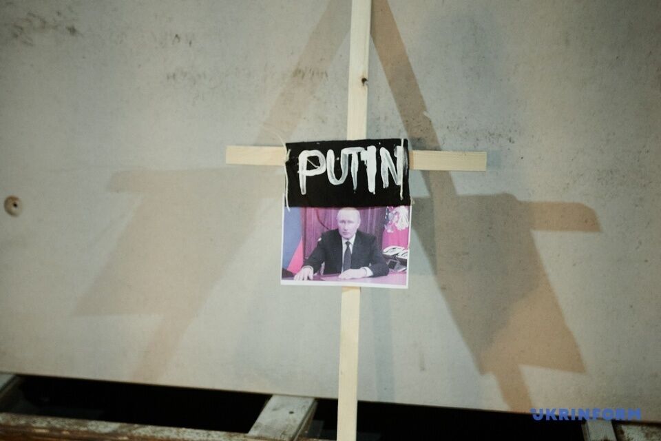 У Відні до посольства РФ принесли надгробний хрест Путіну. Фото та відео