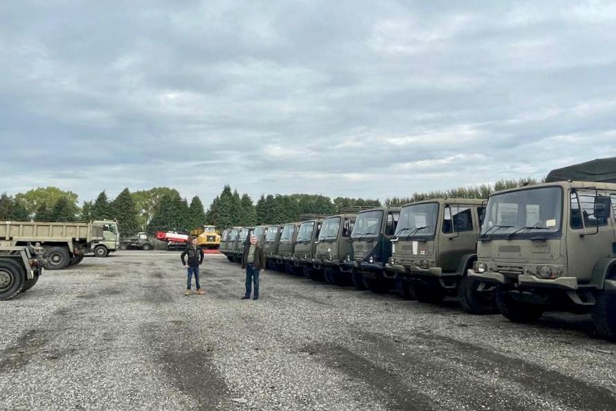 Порошенко відправив з Британії чергову партію вантажівок Leyland DAF для ЗСУ