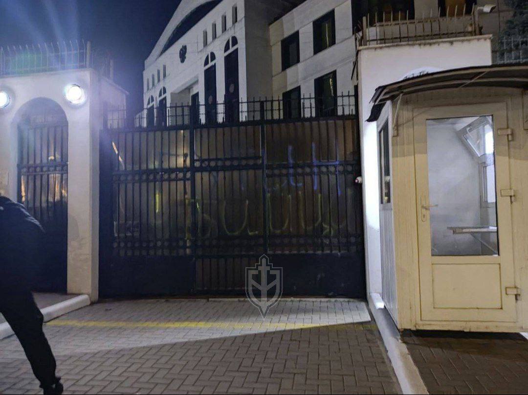 "Путін – убивця": біля посольства РФ у Молдові влаштували сміливу акцію із салютом у день народження диктатора. Фото і відео