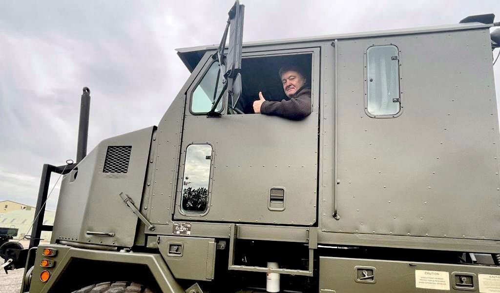 Порошенко отправил из Британии очередную партию грузовиков Leyland DAF для ВСУ
