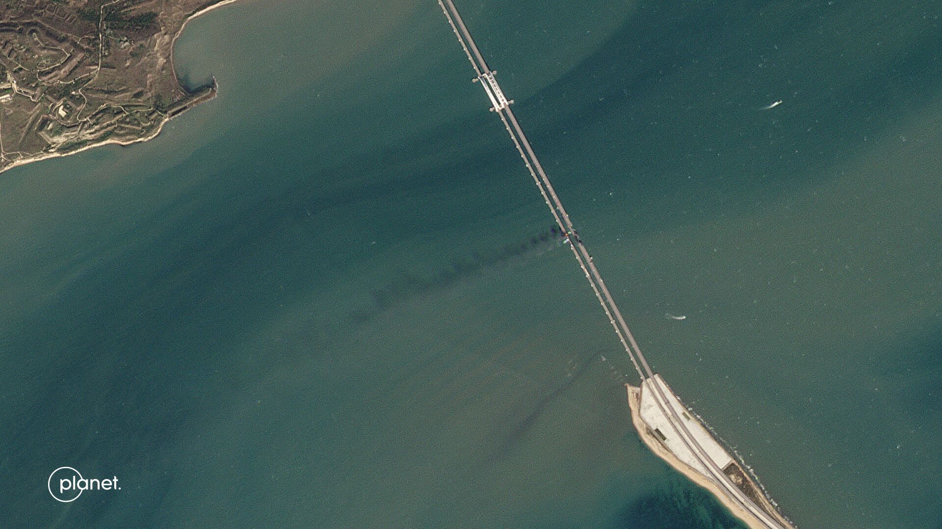 Как выглядит Крымский мост после "бавовны": появились спутниковые фото и свежее видео