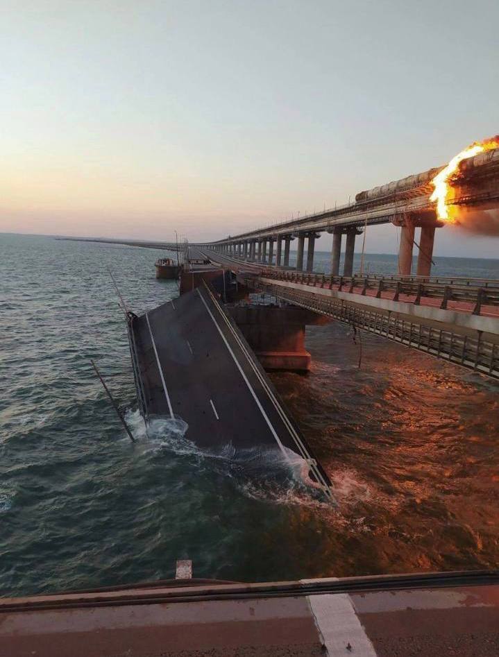 Горит Крымский мост