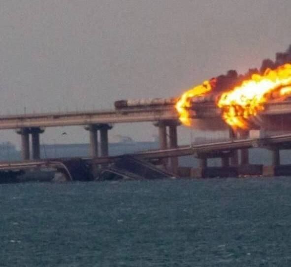 На Крымском мосту остановили движение после взрывов: обещают открыть паромную переправу. Фото и видео