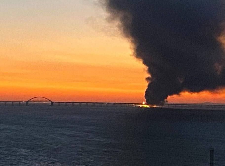 На Крымском мосту остановили движение после взрывов: обещают открыть паромную переправу. Фото и видео
