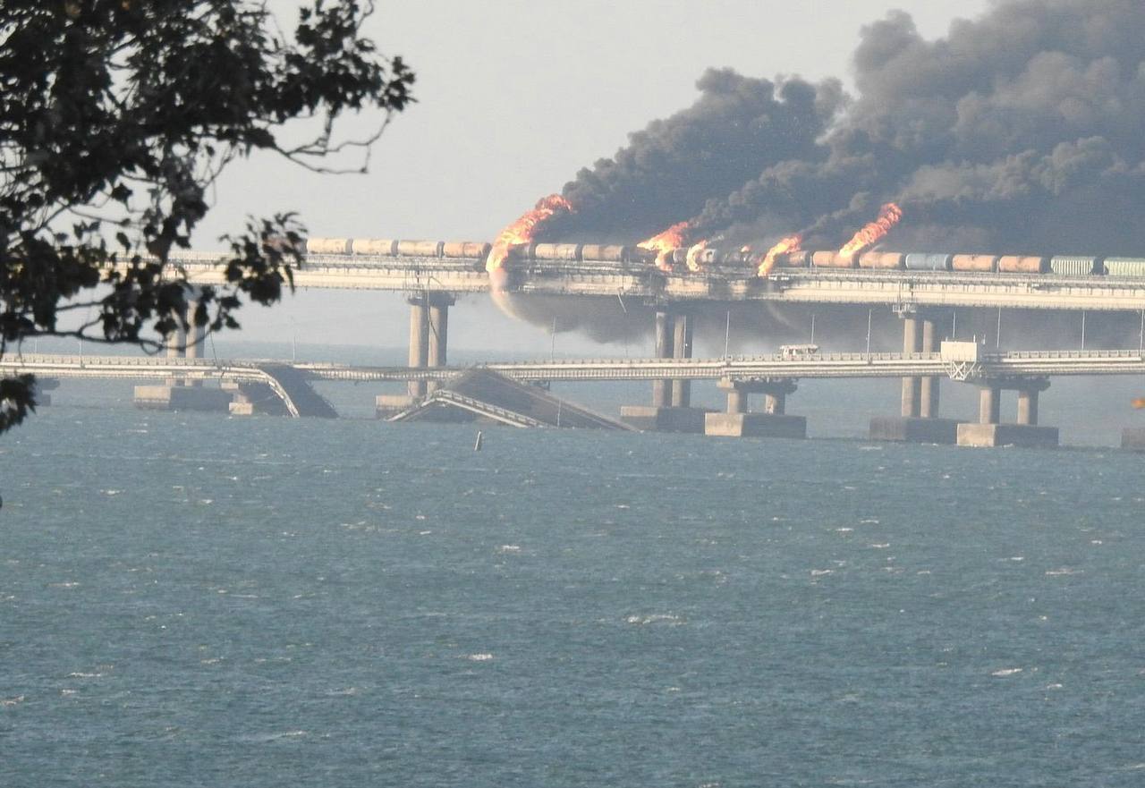 На Крымском мосту обрушились два пролета