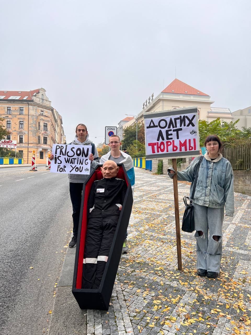 "Долгих лет тюрьмы": в Праге активисты провели смелую акцию у посольства РФ ко дню рождения Путина. Фото и видео
