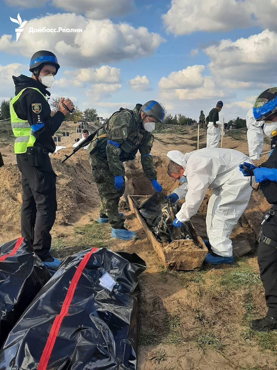 В одному з масових поховань у Лимані виявили тіла дітей до трьох років – Нацполіція  