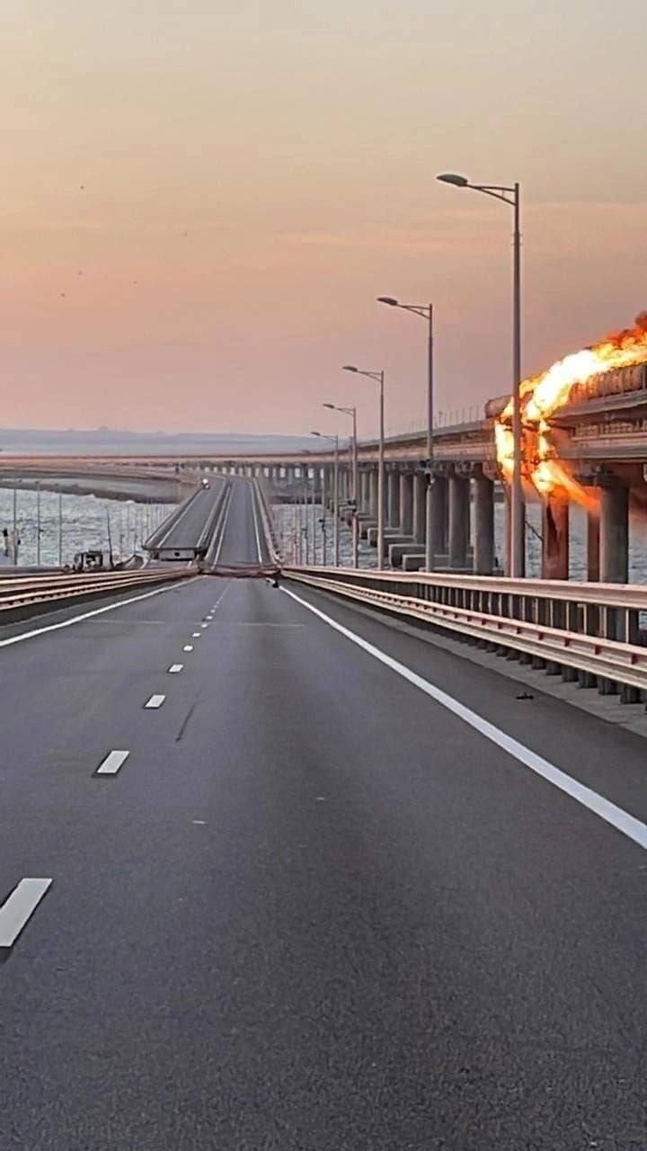 На Кримському мосту трапилася "бавовна": секція дорожнього полотна впала у море, згоріли залізничні цистерни з паливом. Фото і відео