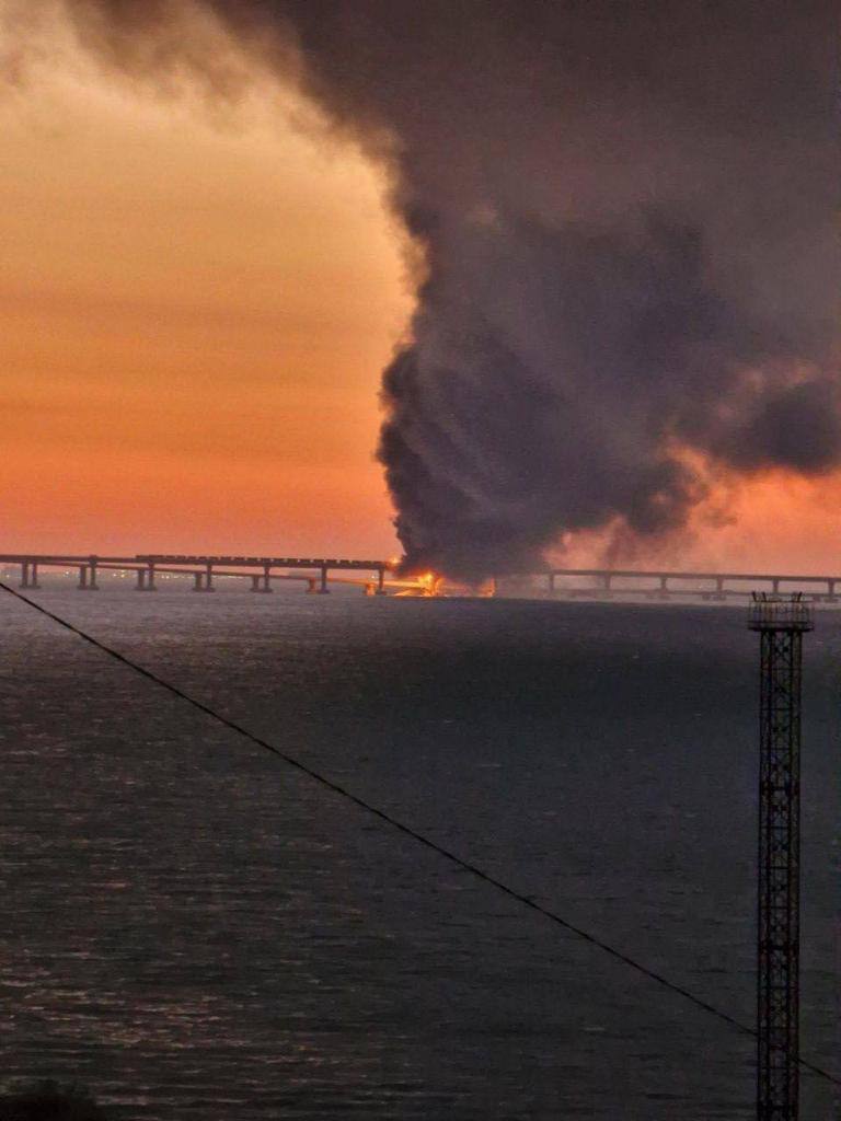 На Крымском мосту произошла ''бавовна'': секция дорожного полотна упала в море, сгорели железнодорожные цистерны с топливом. Фото и видео