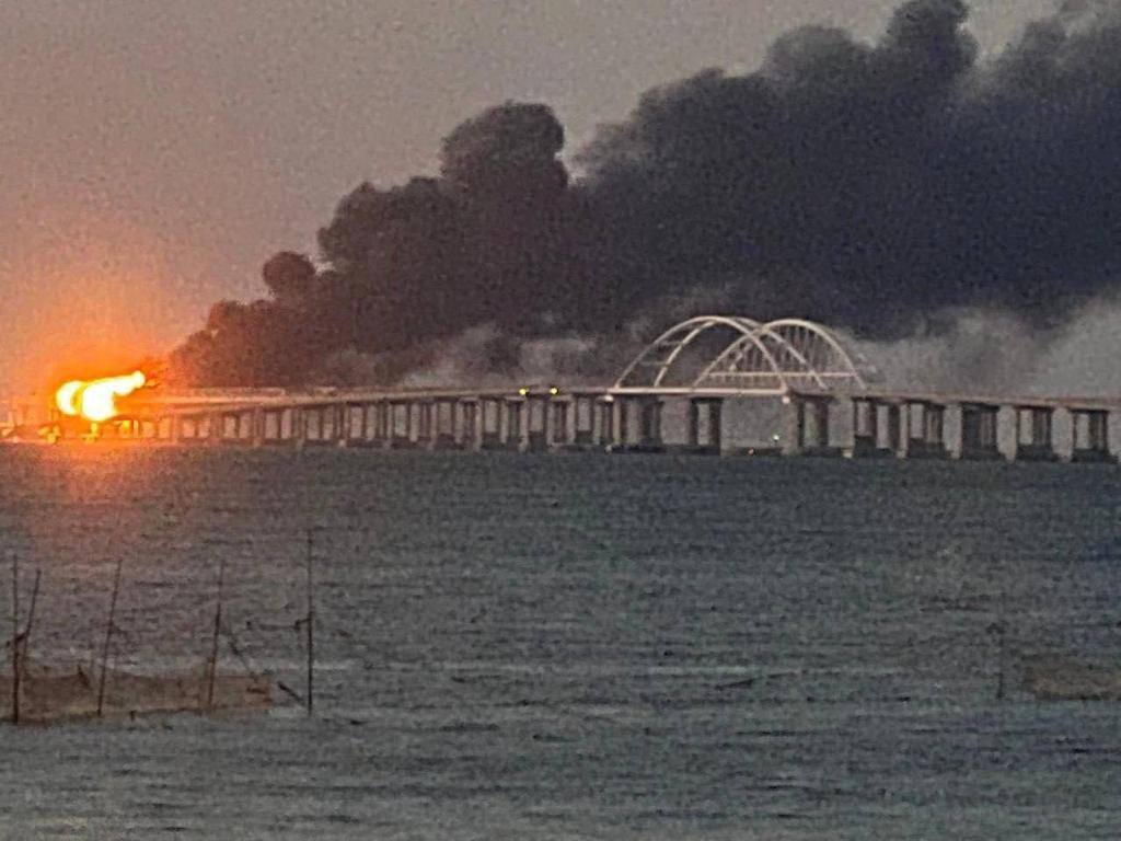 На Кримському мосту трапилася ''бавовна'': секція дорожнього полотна впала у море, згоріли залізничні цистерни з паливом. Фото і відео