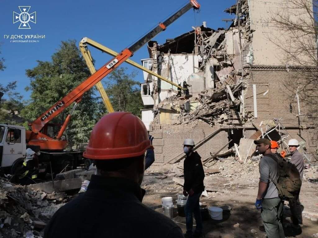 Кількість жертв ракетного удару по будинках у Запоріжжі зросла до 17. Фото 