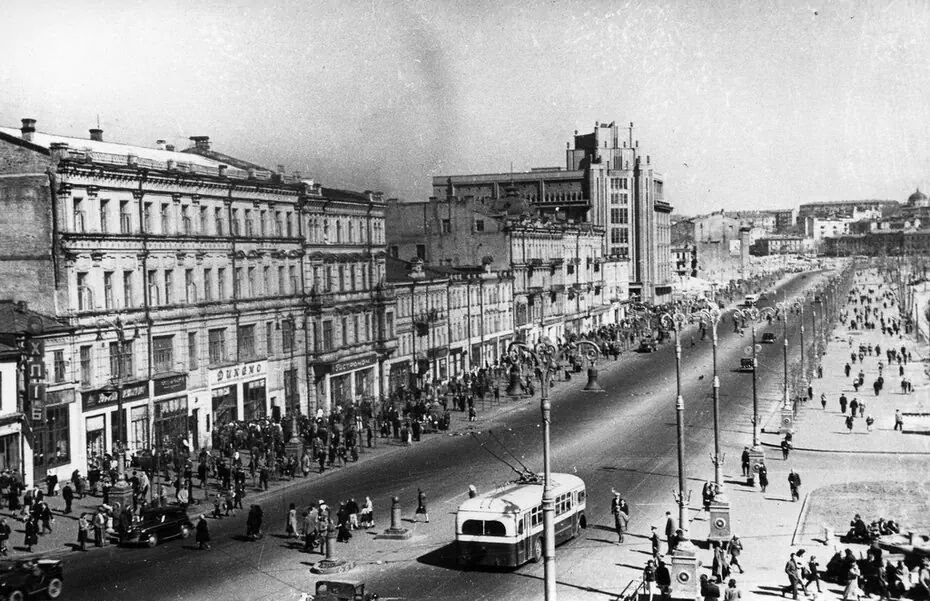 Без каштанів і з тролейбусною лінією: в мережі показали, як виглядав Хрещатик у Києві в 1947 році. Фото