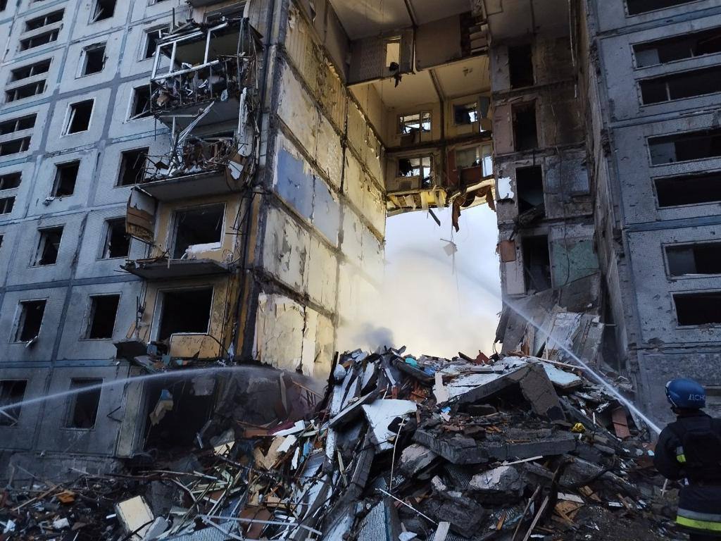 "Нелюди і терористи!" Зеленський відреагував на ворожу ракетну атаку на Запоріжжя, де загинули 12 осіб