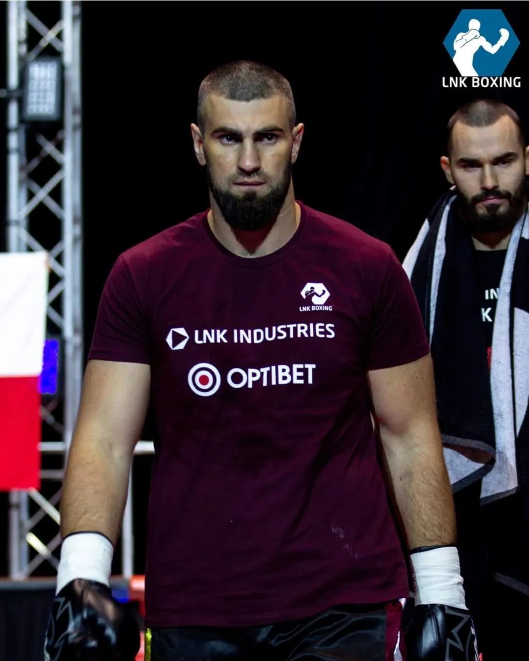 Непобедимый украинский боксер поднялся с нокдауна и выиграл бой нокаутом. Видео
