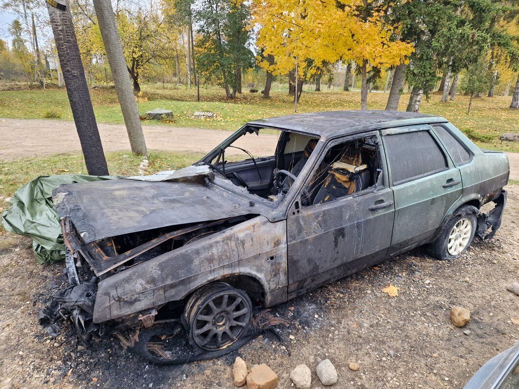 У Латвії вночі підпалили авто родини з України. Фото