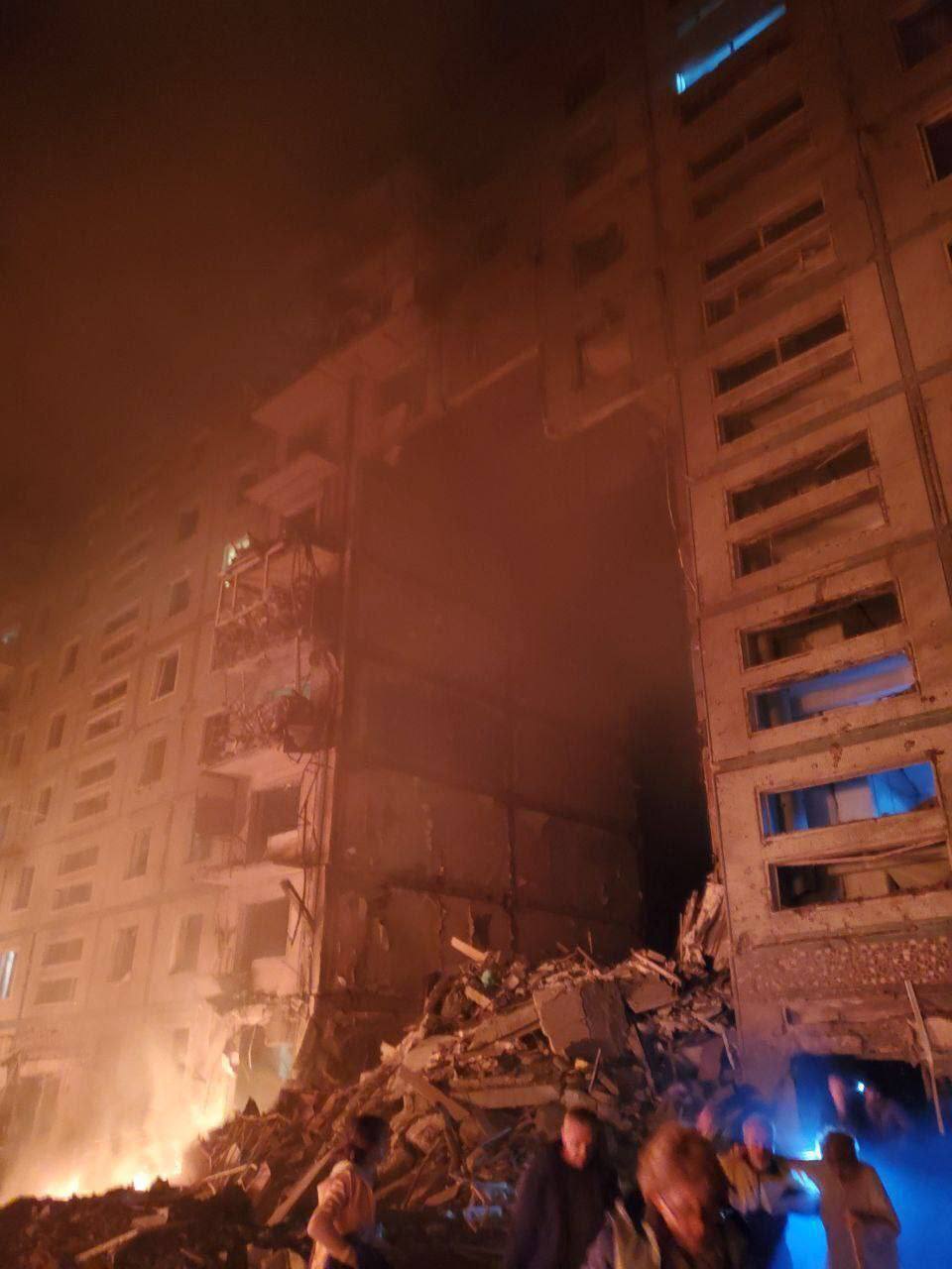 РФ ударила ракетами по жилым домам в Запорожье: 14 жертв, почти 90 раненых