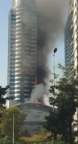 В столице Пакистана загорелся ТЦ: огонь охватил 17 этажей, внутри – люди. Видео