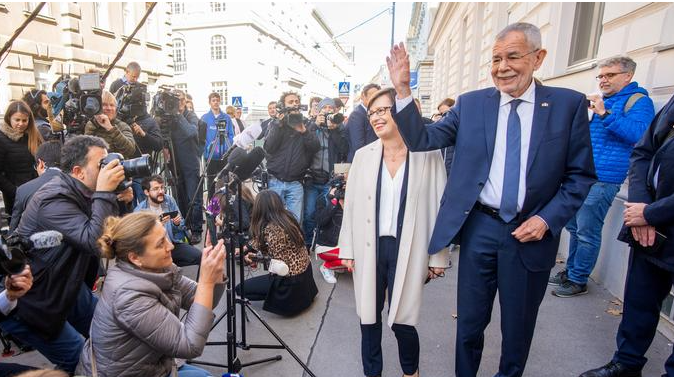Действующий президент Австрии одерживает победу на выборах в первом туре: что известно