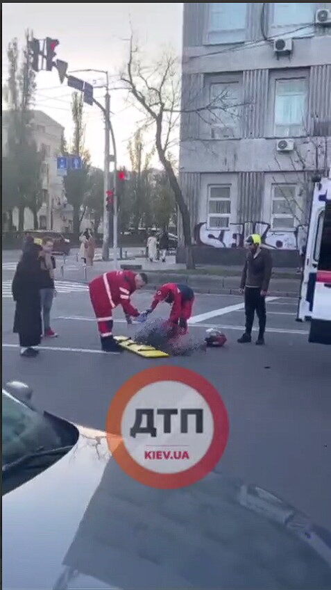 В Киеве мотоциклист во время движения сзлетел с транспортного средства. Видео