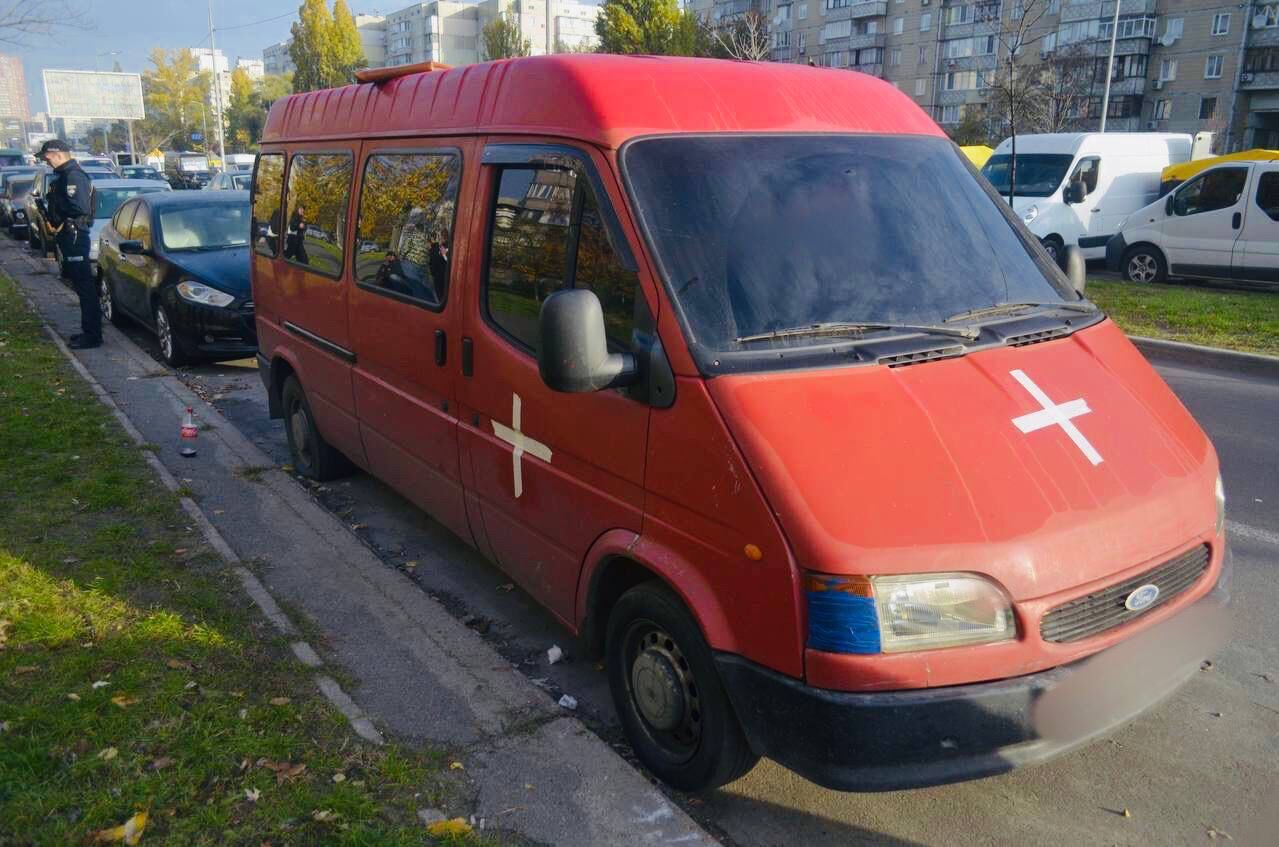 У Києві чоловік через білий хрест на машині порізав колеса авто військового. Фото