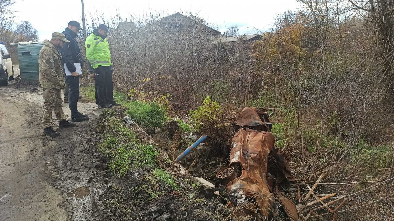 В Ізюмі ексгумували тіла трьох цивільних, авто яких розстріляли окупанти: загинули батько, син і їхній знайомий. Фото 