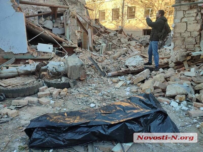Оккупанты ночью ударили четырьмя ракетами по Николаеву, разрушены дома: погибла женщина. Фото и видео