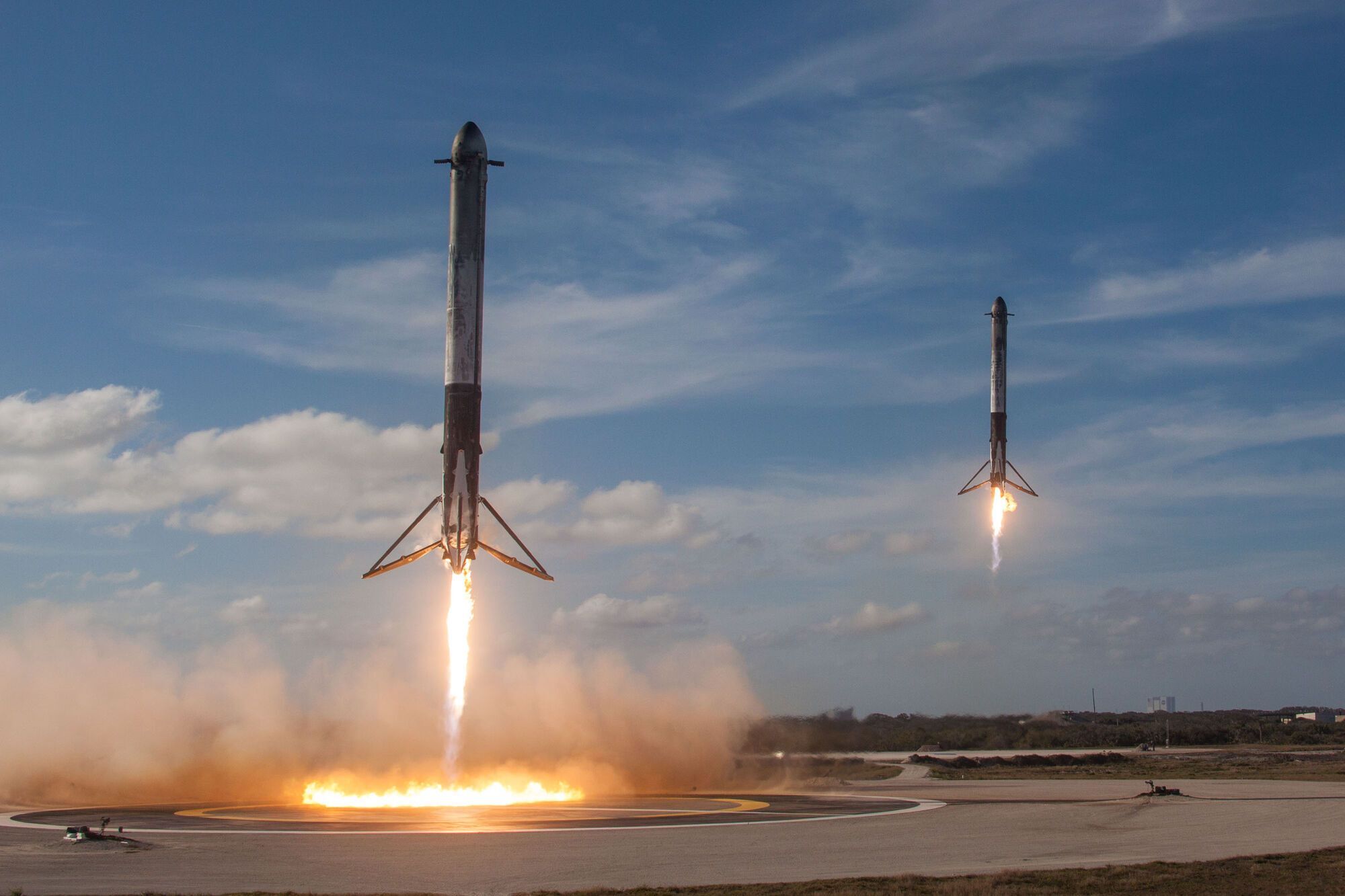 SpaceX запустила самую мощную ракету в мире Falcon Heavy, поднявшую секретные грузы для космических сил США. Видео
