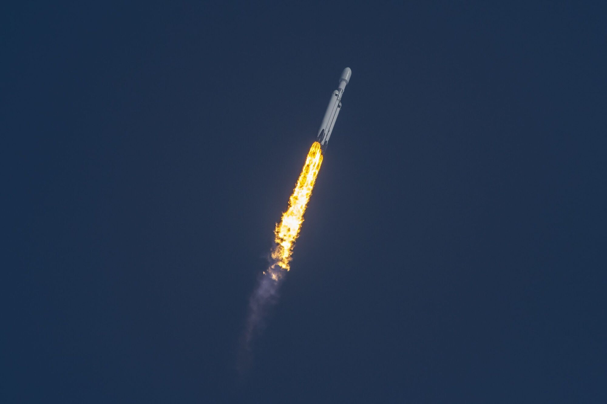 SpaceX запустила самую мощную ракету в мире Falcon Heavy, поднявшую секретные грузы для космических сил США. Видео