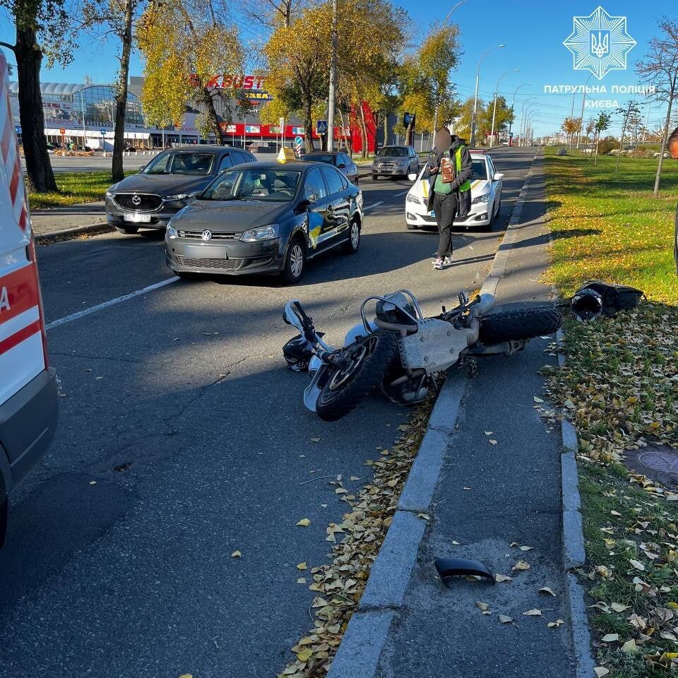В Киеве произошла авария с участием легковушки и мотоцикла: есть пострадавшие. Фото