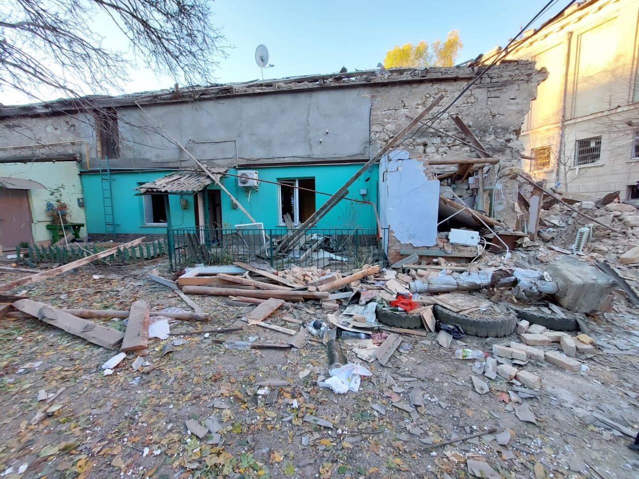 Окупанти вночі вдарили чотирма ракетами по Миколаєву, зруйновано будинки: загинула жінка. Фото і відео 