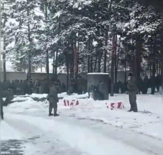 У російській Читі "мобіків" вигнали на мороз під час приїзду губернатора: щоб не ставили незручних запитань. Відео
