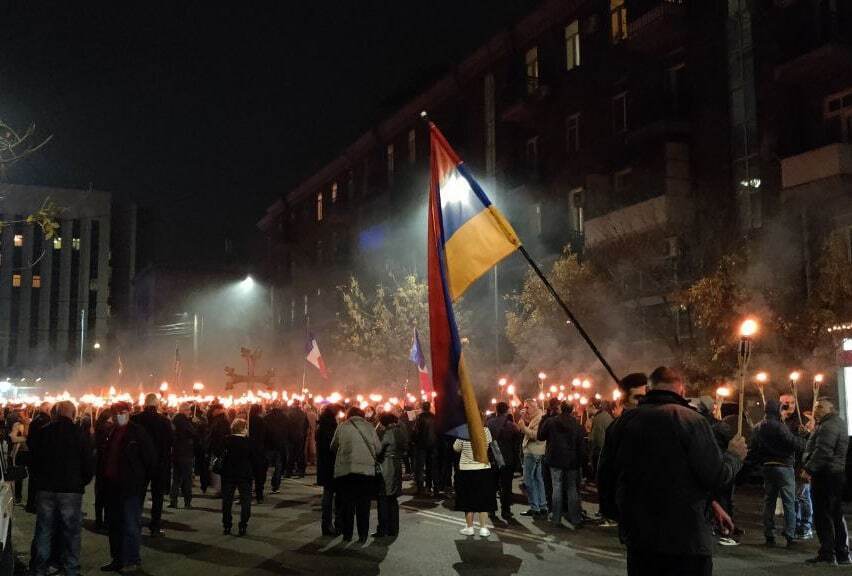 Звинувачували Москву в зраді: біля посольства Росії у Єревані пройшов антиросійський мітинг. Фото і відео 
