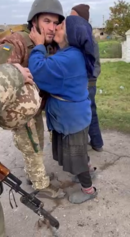 Бабуся плакала і обіймала воїнів ЗСУ: у мережу потрапило зворушливе відео із Брускинського на Херсонщині 