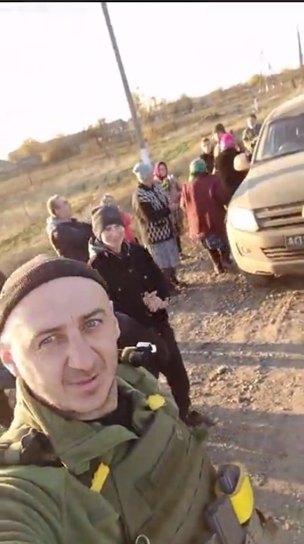 ''Спасибо, наши родные'': жители освобожденной Павловки на Николаевщине с цветами встречали бойцов ВСУ. Видео