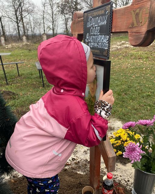 "Нашого тата більше немає серед живих": дружина боксера "Українських отаманів" розповіла, як родина переживає його загибель на фронті