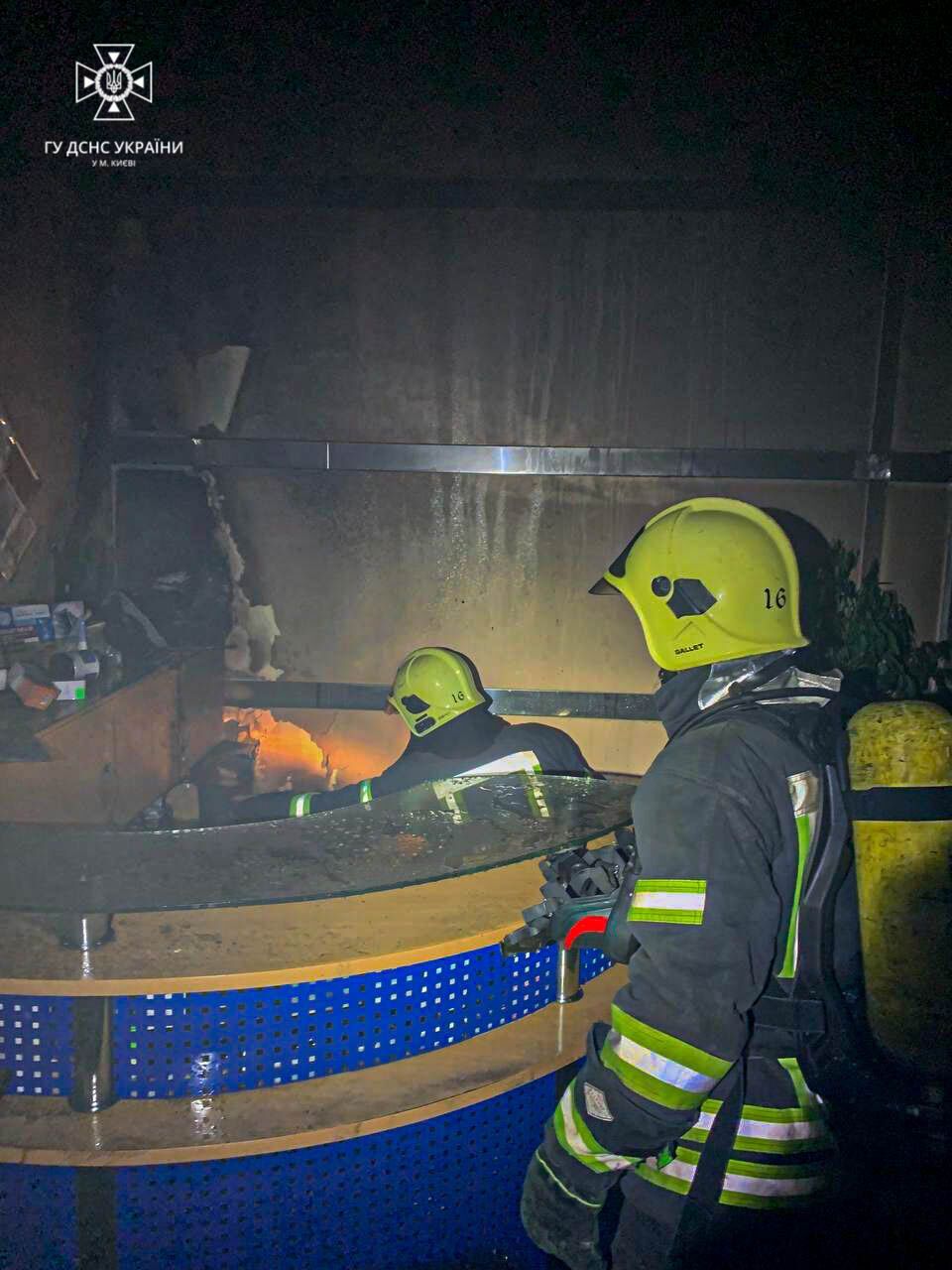 У Києві в бізнес-центрі сталась пожежа через коротке замкнення в електрообігрівачі. Фото